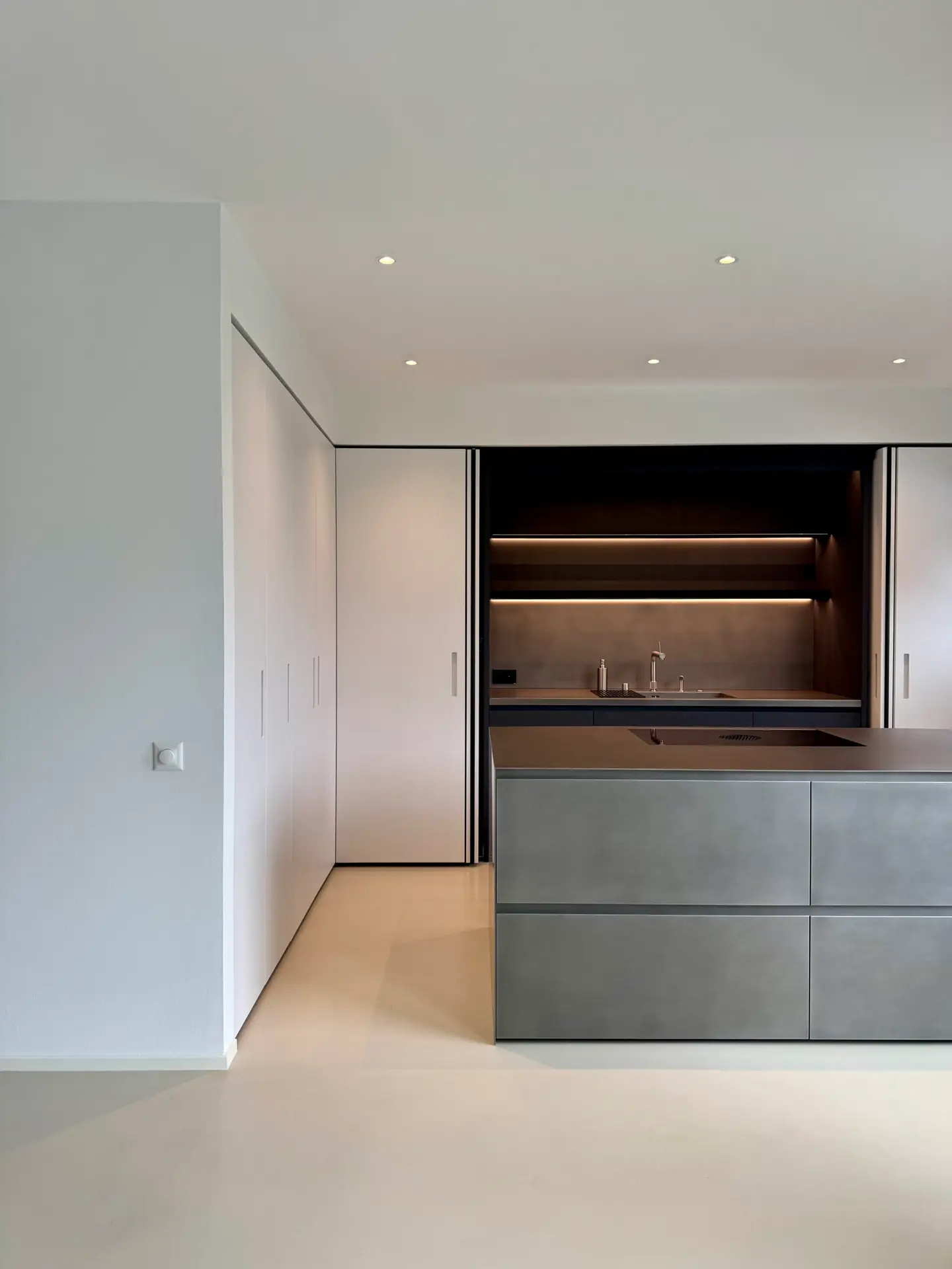 Cucina a scomparsa aperta con illuminazione interna e finiture in legno